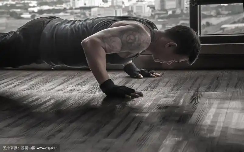 运动员在健身房做俯卧撑,肌肉男和强壮的人在锻炼.