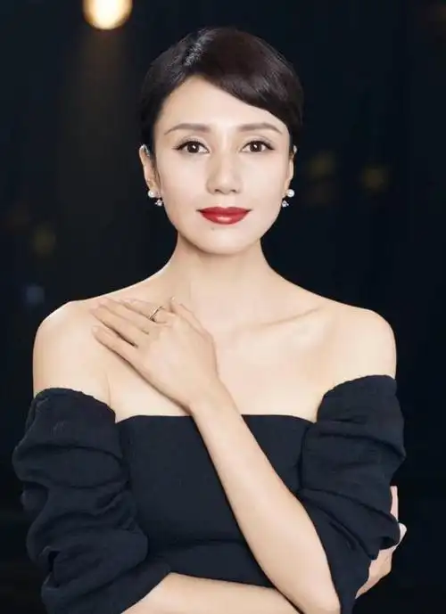 上海这一晚被笑不露齿的袁泉惊艳不穿暴露礼服却艳压群芳