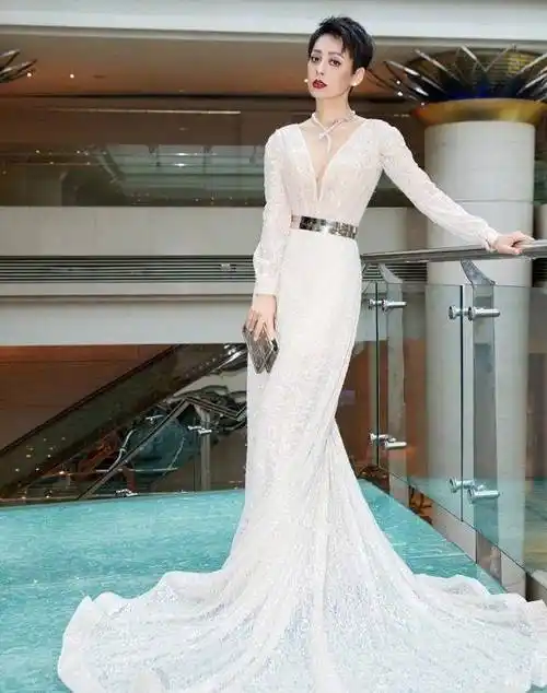 对于像宁静这样的女演员来说,没有流量要想获得关注度就一定要在穿衣