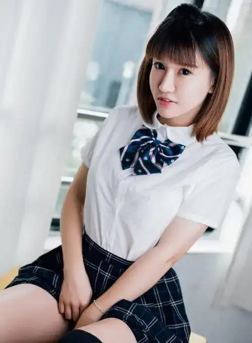 巨乳美女学生装