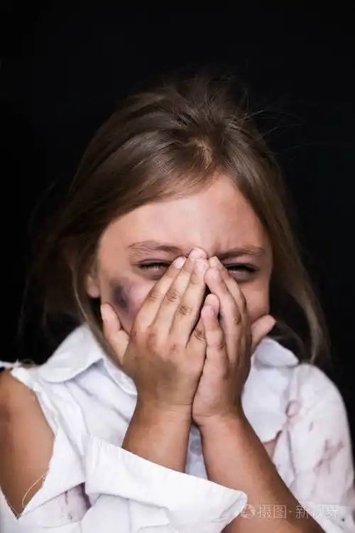 一个小女孩哭捂着脸上黑孤立的特写肖像社会观念
