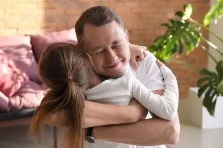 父女拥抱幸福的父女在家拥抱的画像照片
