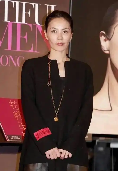 王菲无惧年龄素颜亮相脸颊凹陷初现老态一身黑色气质超朴实