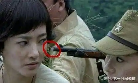 穿帮镜头星爷的手势变了,明明是一个竖中指的手势,却变成了现在的手势