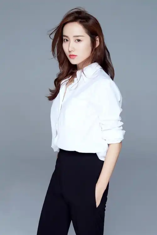 演员吕一小品首秀登录央视元宵晚会与谢娜上演真假老板娘闹剧