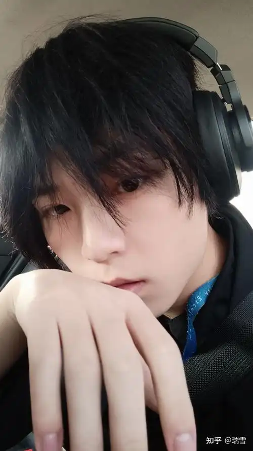 照镜子觉得自己是很帅的帅哥超级无敌帅为什么别人都说我挫都认为自己