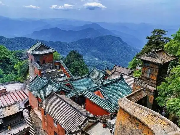 探秘人间仙境:湖北武当山,问道养生之旅!