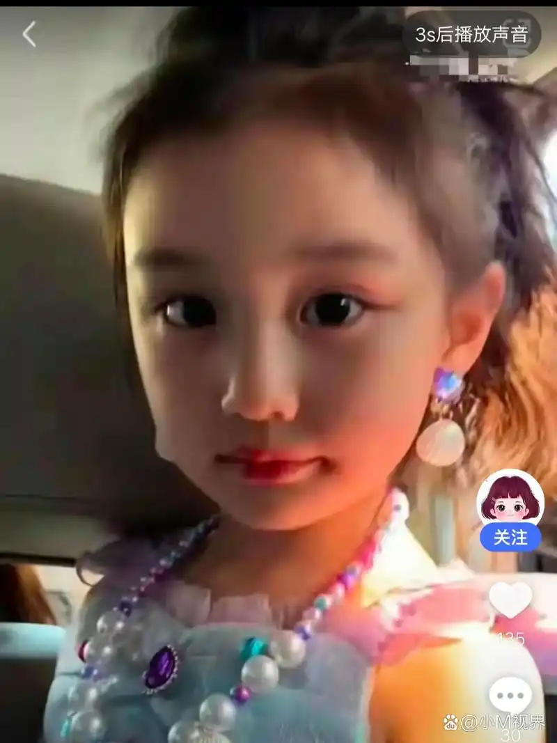 近日,网传有网友拍到杨幂女儿小糯米近照,小姑娘快十岁了,长得特别