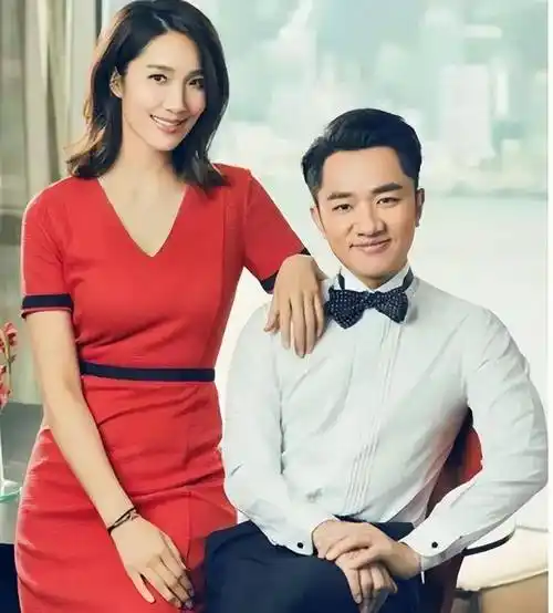 当初参加跑男,让他成功打开内地市场,第二个就是娶了白富美妻子李亚男