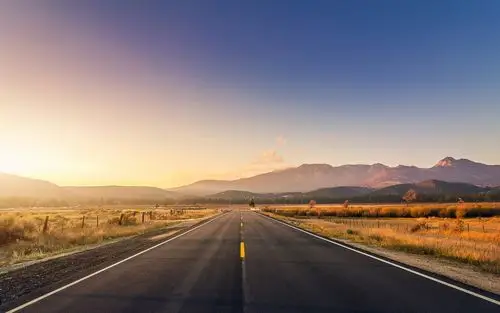 梦幻般的山路日落照片高清壁纸-2560x1600下载