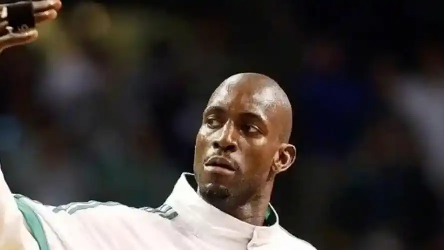 凯文加内特球衣退役特别纪录片:三巨头冰释前嫌再聚首