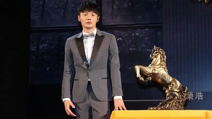 帅哥李荣浩壁纸