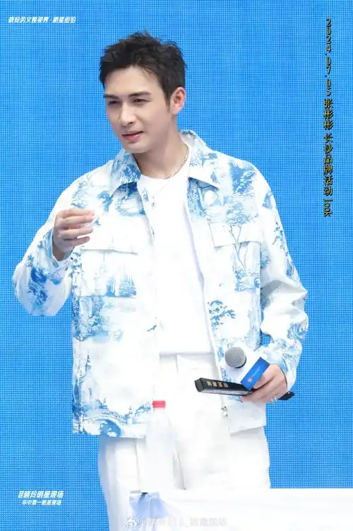 【晓玲的文娱视界 · 明星街拍】今日长沙,张彬彬现身品牌活动.