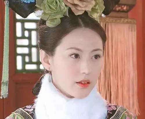 若兰是女主若曦的姐姐,温柔娴静,聪慧勇敢,她原本已经有了意中人,却被