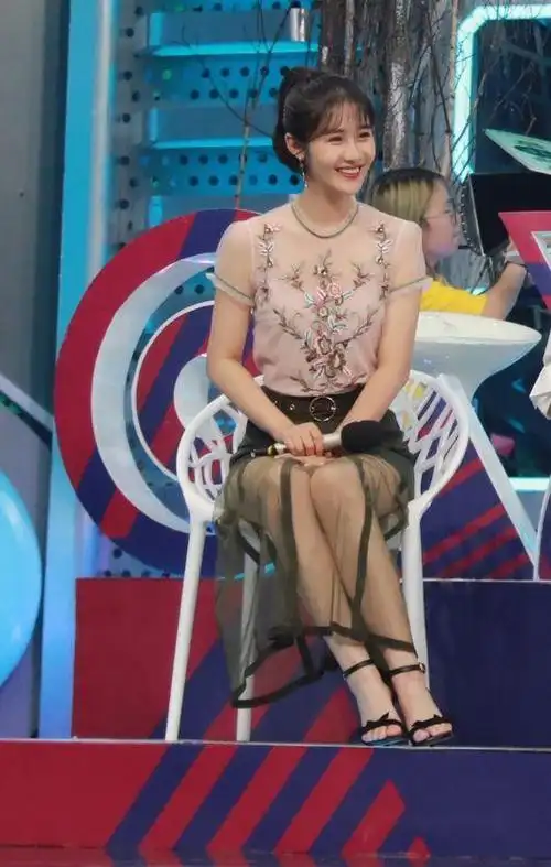 播出的两期《天天向上》沈梦辰,刘烨,靳梦佳,梁田四人的"坐姿"截然不