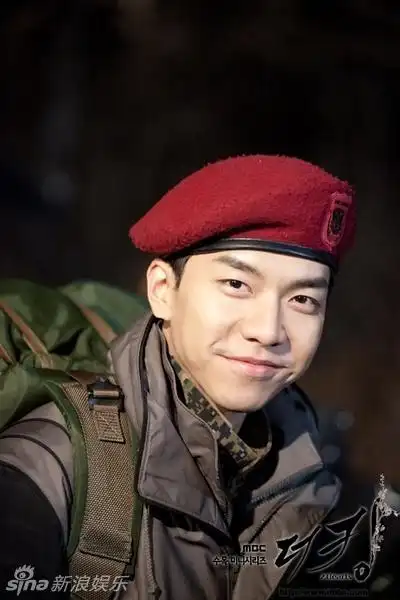 还未入伍的李升基提前穿军装