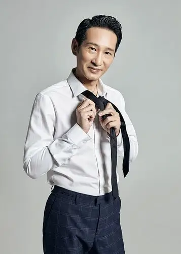 王劲松最新写真睿智沉稳 彰显文艺暖叔魅力