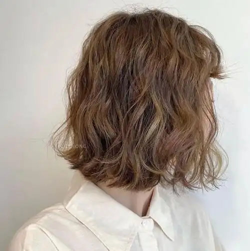 女生蛋卷烫发型图片甜美减龄短发蛋卷头