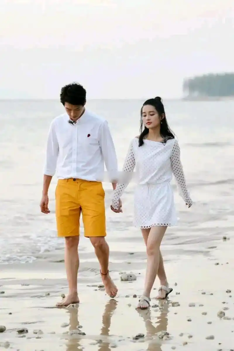 魏大勋早期和女明星李念的拉手照片,两个人亲密无间酷似情侣,不知现任