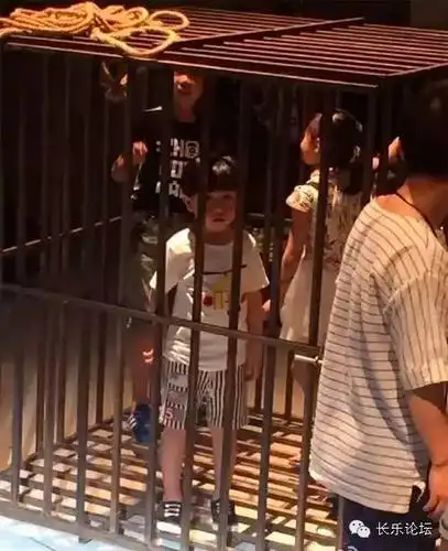 网传警方解救被人贩关进笼子里的孩子们,这揪心的一幕的真相竟是