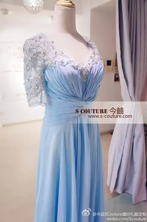 清新水蓝色中袖款晚礼服,犹如天空中仙子落入凡尘中一般美妙.