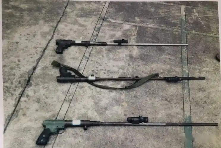 经鉴定,詹某樑,詹某楂,詹某钦持有的 "射钉枪"各1把均是以火药为动力