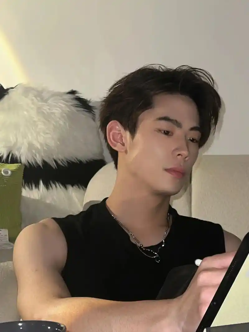 一画图就转笔.#禁欲系  #男友风  #侧颜  #高冷脸   - 抖音