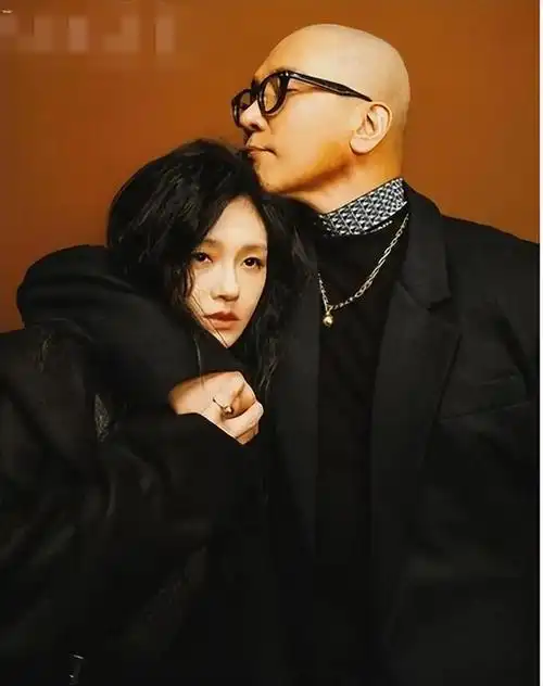 大s具俊晔与周杰伦聚餐,周董晒原始照片,大s身材臃肿脸也垮掉了