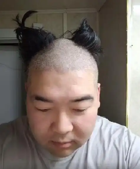 男子睡觉后剃光头(陕西男子在家自行理发)(2)