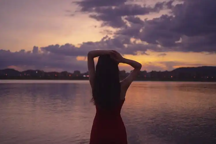 那个落日余晖下的红裙姑娘