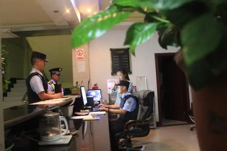 云南泸水片马边境派出所开展夜间治安巡逻管控