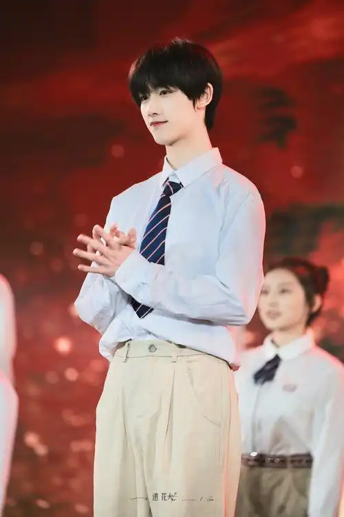 在学校参加成人礼我们限定的高中生丁程鑫