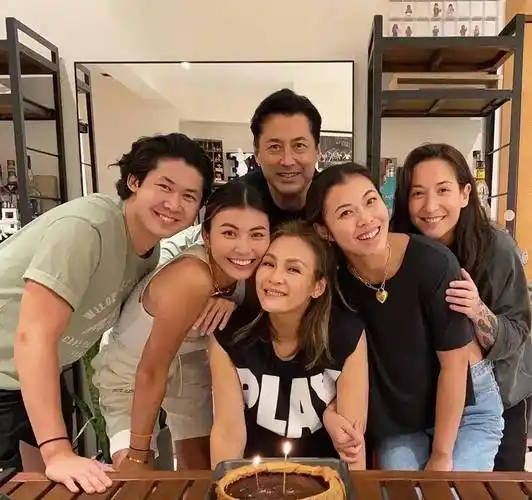 原创港星任达华王敏德澳门乡村打高尔夫状态超年轻与美女合影亲密