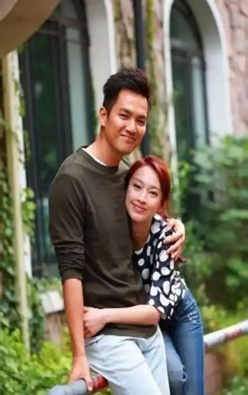 在曾经由唐嫣和钟汉良合作主演的《为什么笙箫默》中,钟汉良的一脸