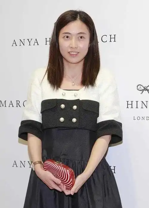 44岁甘比晒近照,贵气与恬淡并存,与何超琼平起平坐成人生赢家