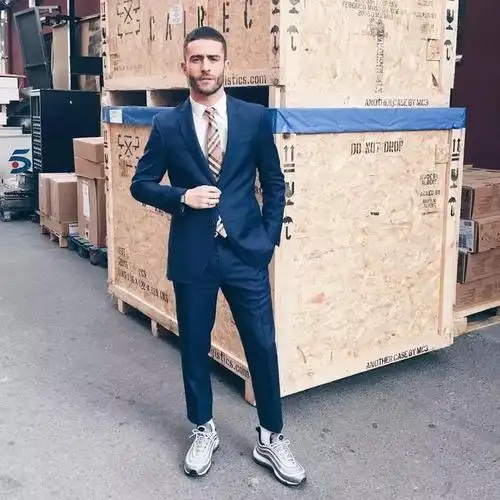 老爷们换双 sneaker 就能穿出 smart casual?