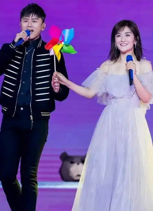 张杰演唱会尺度太大?谢娜吃醋怒发微博:你小子,别太开朗呀!