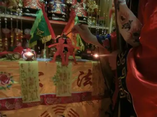 01下降头是一种邪恶的巫术,通常都被用在害人方面,籍着法术的力量加害