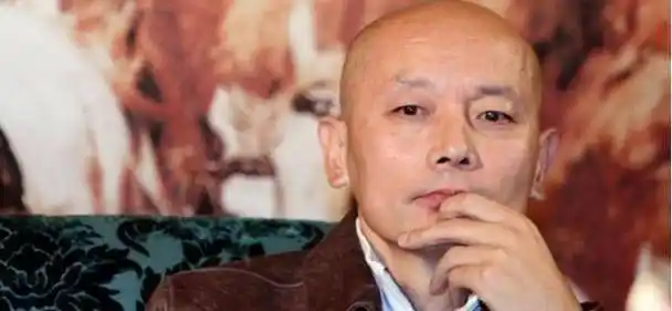 原创64岁葛优一家三口少见同框3岁儿子乖巧可爱戴帽子防人识