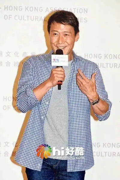 黎明以压轴嘉宾身份现身,但不接受传媒访问,只在台上跟主持郑丹瑞(阿