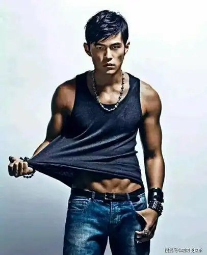 周杰伦晒肌肉照网友纷纷表示太幼稚称周杰伦是周三岁