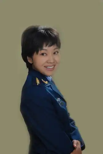 闫妮当空军演空军幽默的女护士长从军28年已拿到师级干部工资