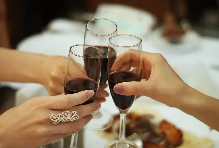 碰杯,香槟,葡萄酒,声响,四个,玻璃杯_高清图片_全景视觉