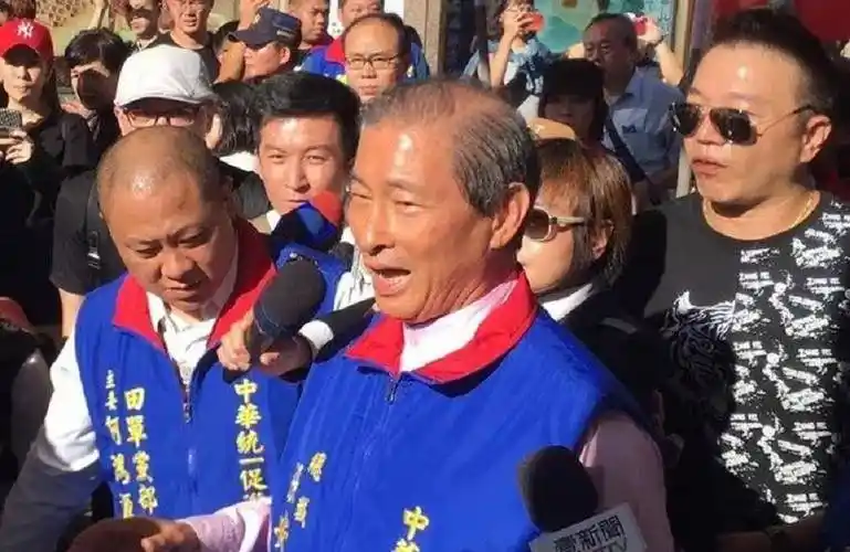 台湾黑帮大佬张安乐扛五星红旗游行唱大中国梦想祖国统一