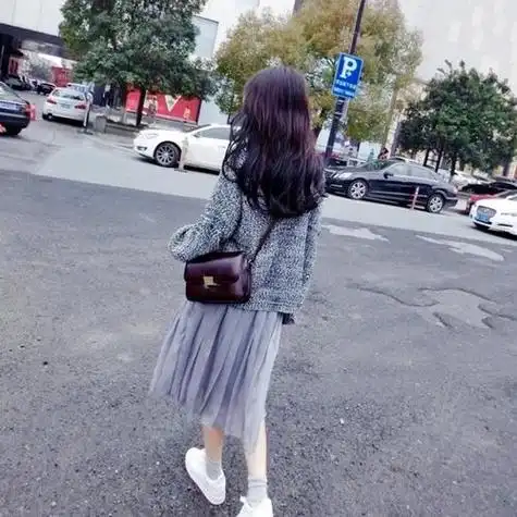 渐变色长卷发背影女头像by:李倩