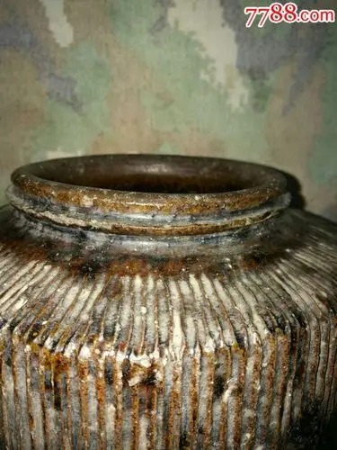 唐代细棱酱釉罐