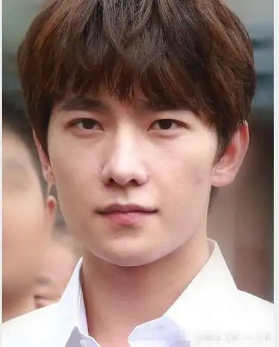 杨洋素颜很美. 他长得很清秀,素颜比化妆还要好看.小脸精致,皮肤白皙.