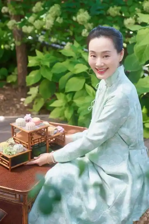 内娱最好命阔太:住豪宅,一顿饭赚7000万,被老公宠爱30年_林依轮_西华