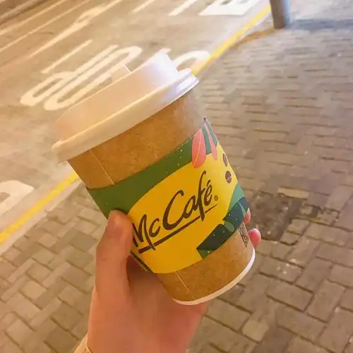 手拿麦当劳黑糖奶茶