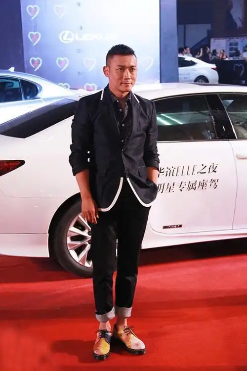 聂远脱下黄袍换上私服帅炸纸片人身材很抢镜130斤不能再多了